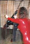 Rubbergirl closes tha cage