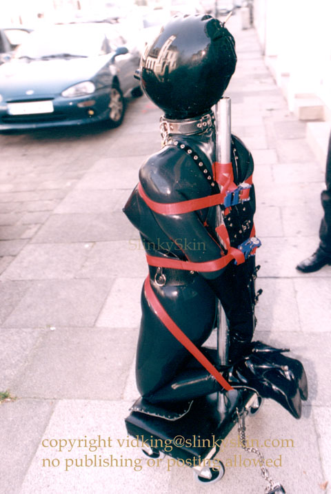 Rubbergirl Giving the traffic a good view