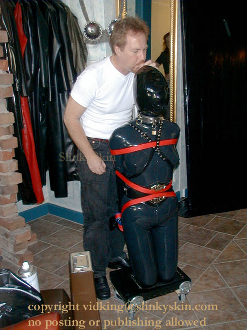 Vidking gives Rubbergirl a blowjob